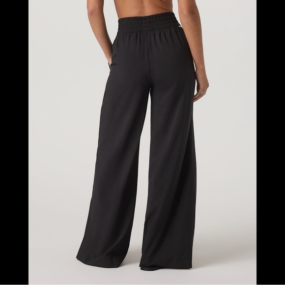 Vuori Villa Wideleg Pant in Black Flowy Wrinkle Resistant Athleisure Lounge - Picture 3 of 14